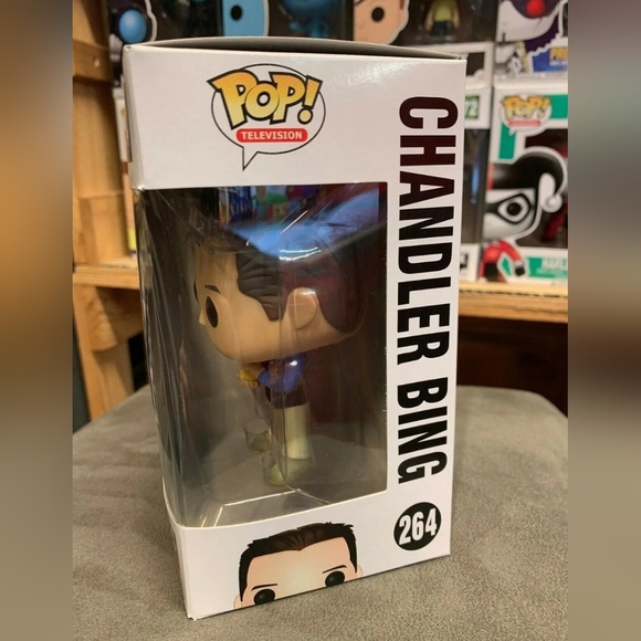 Funko Pop! CHANDLER BING 4-PC BUNDLE with THE RARE RETIRED VAULTED 264 FIGURE - Picture 16 of 16